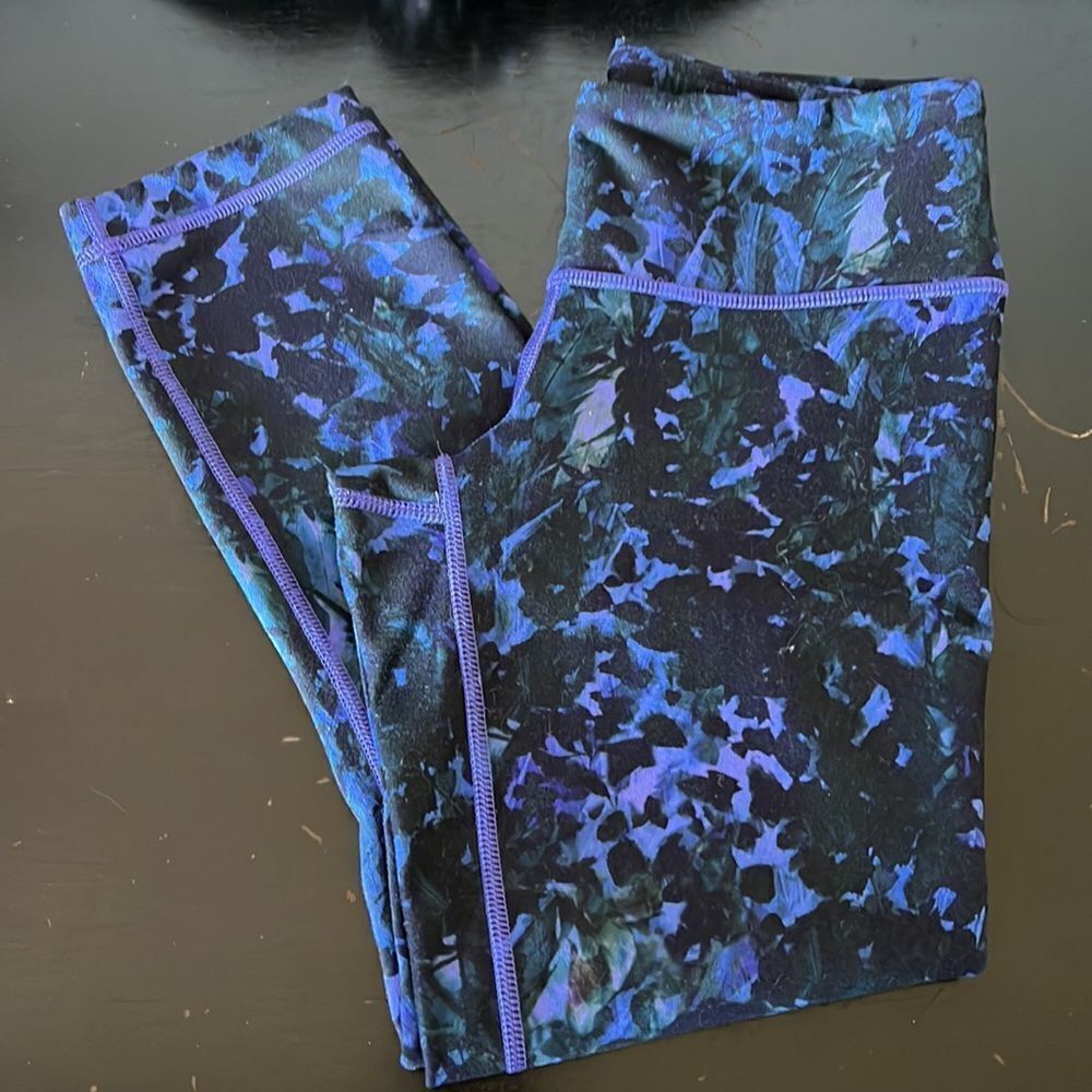 Lululemon Purple Camo Leggings Size 4 - Picture 1 of 11